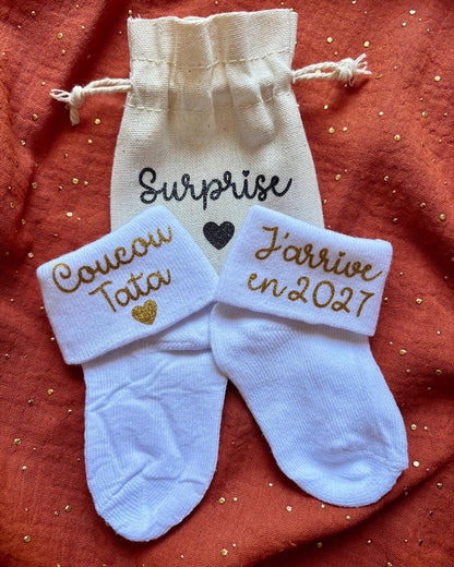 Chaussettes bébé personnalisées Coucou Tata doré pailleté - cadeau annonce grossesse touchant