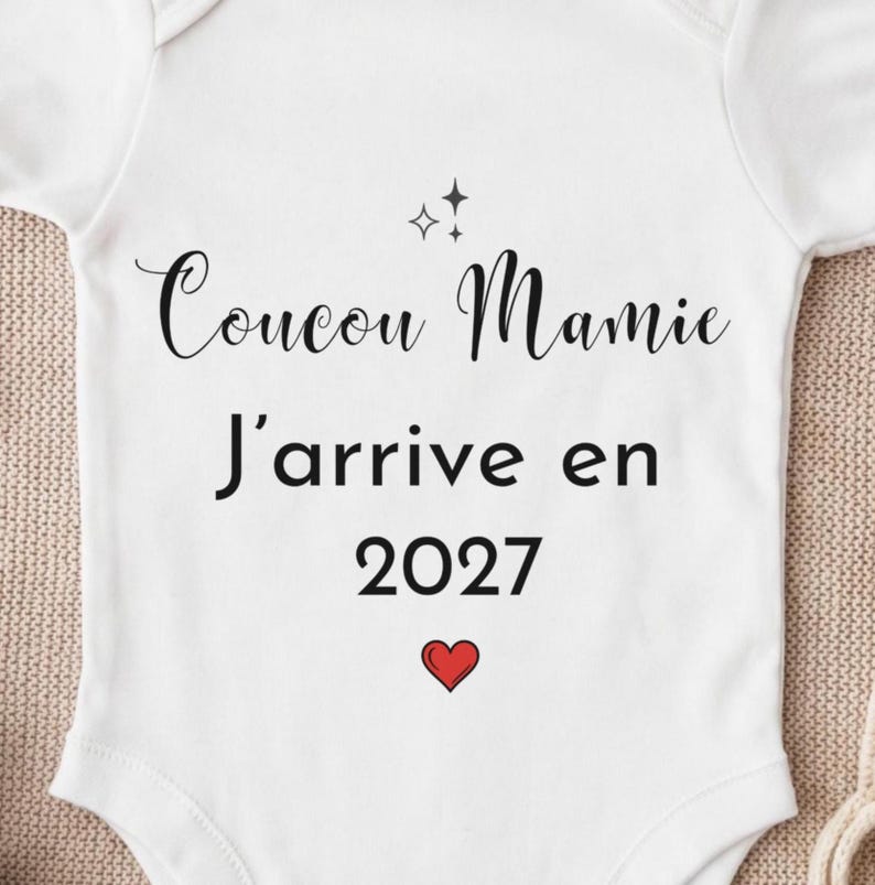 Détail broderie Coucou Mamie sur body bébé annonce grossesse