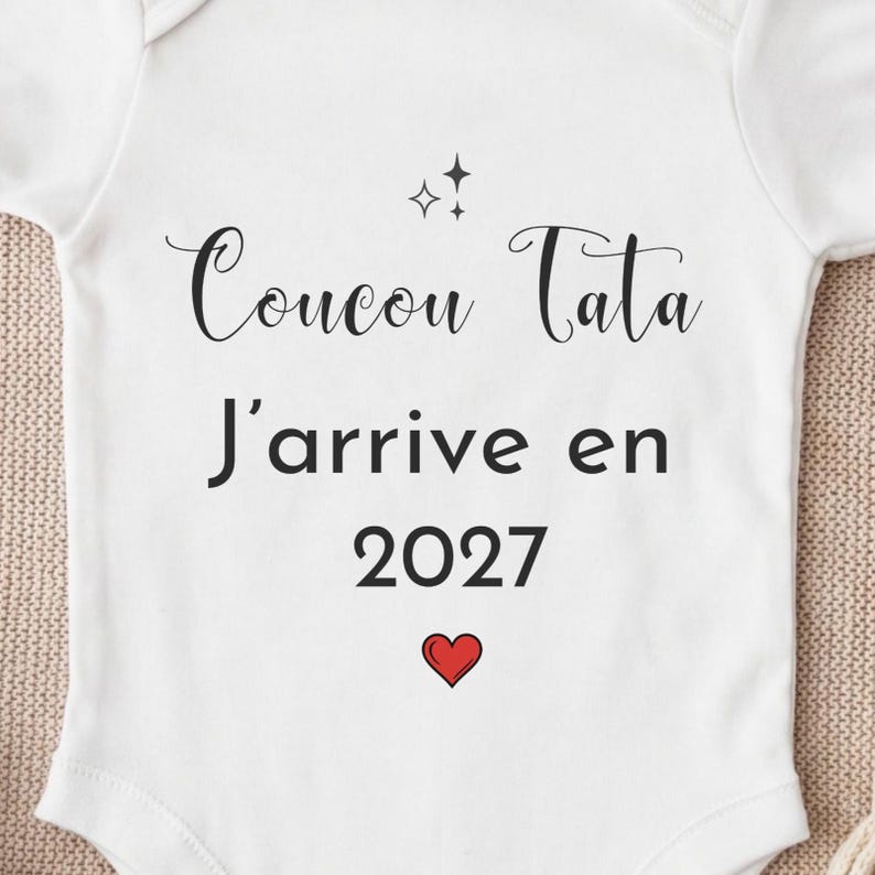 Détail broderie Coucou Tata sur body bébé annonce grossesse
