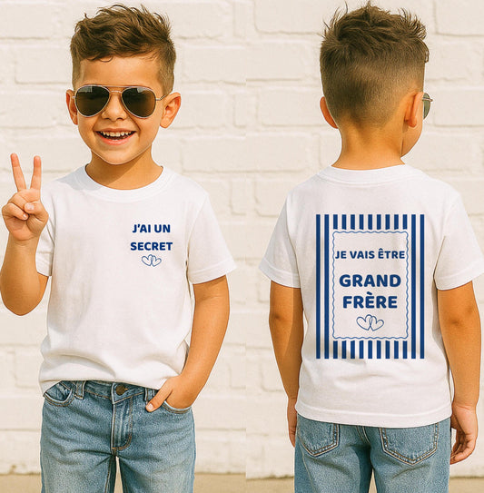 T-shirt enfant garçon annonce grossesse, avant avec l'inscription J'ai un secret et dos avec Je vais être grand frère sur fond rayures marinière