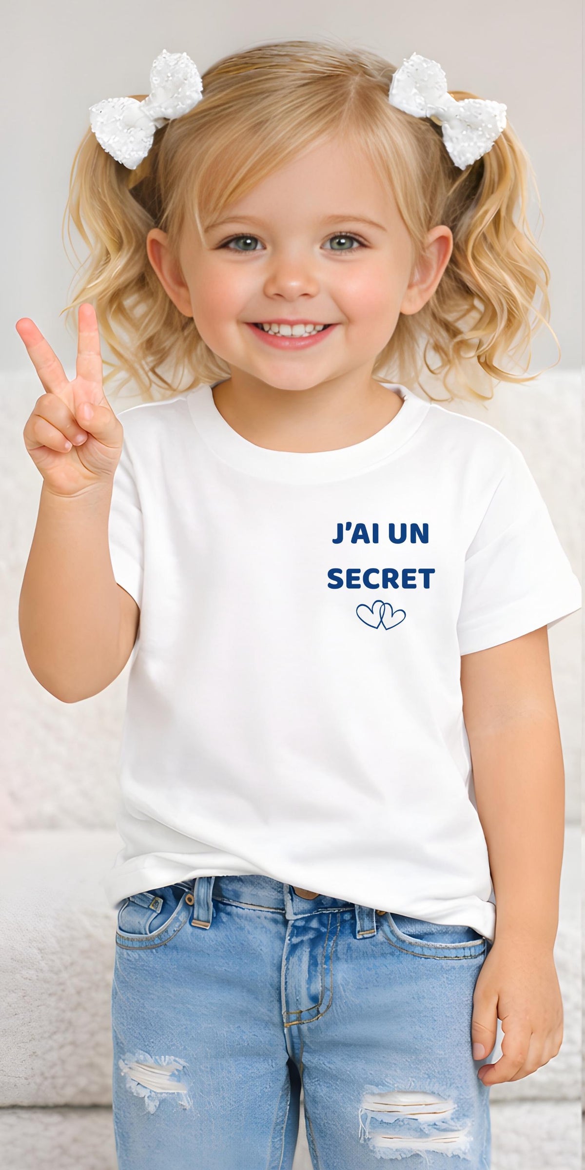 T-shirt enfant blanc future grande sœur, avant avec l'inscription J'ai un secret et deux cœurs