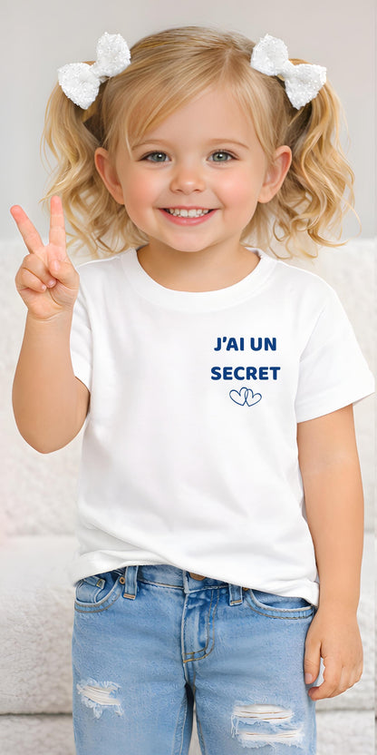 T-shirt enfant blanc future grande sœur, avant avec l'inscription J'ai un secret et deux cœurs