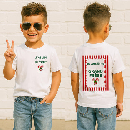 Deux garçons portant le tee-shirt annonce grossesse de Noël, avant « J'ai un secret » et dos « Je vais être Grand Frère »