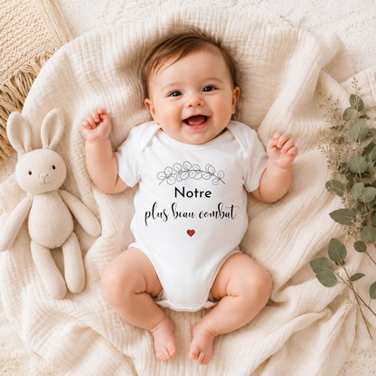 Body bébé PMA Notre plus beau combat avec branche d'eucalyptus et cœur rouge
