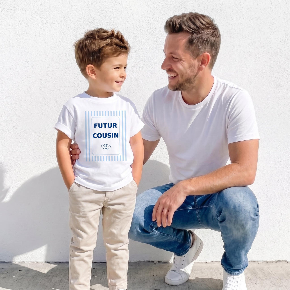 Photo de famille avec le tee-shirt « FUTUR COUSIN » à rayures bleu ciel, pour une annonce de grossesse en famille.