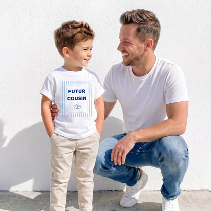 Photo de famille avec le tee-shirt « FUTUR COUSIN » à rayures bleu ciel, pour une annonce de grossesse en famille.