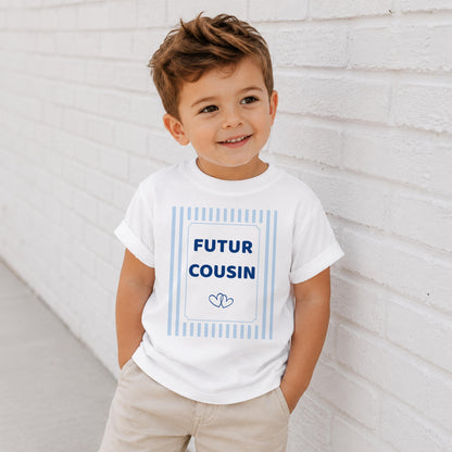 Tee-shirt enfant « FUTUR COUSIN » à rayures bleu ciel avec deux petits cœurs, porté par un enfant.