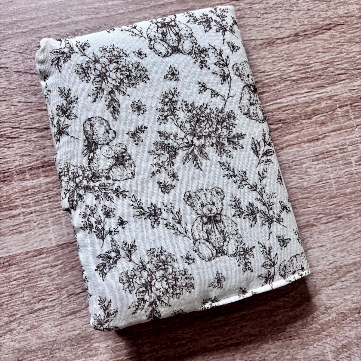 Dos du protège carnet de santé marron en gaze de coton motif toile de Jouy oursons, fleurs et papillons sur fond écru