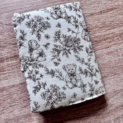 Dos du protège carnet de santé marron en gaze de coton motif toile de Jouy oursons, fleurs et papillons sur fond écru
