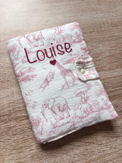 Protège carnet de santé rose en gaze de coton motif toile de Jouy Safari avec girafe et éléphants, personnalisé au prénom Louise en flocage bordeaux avec un petit cœur sous le prénom