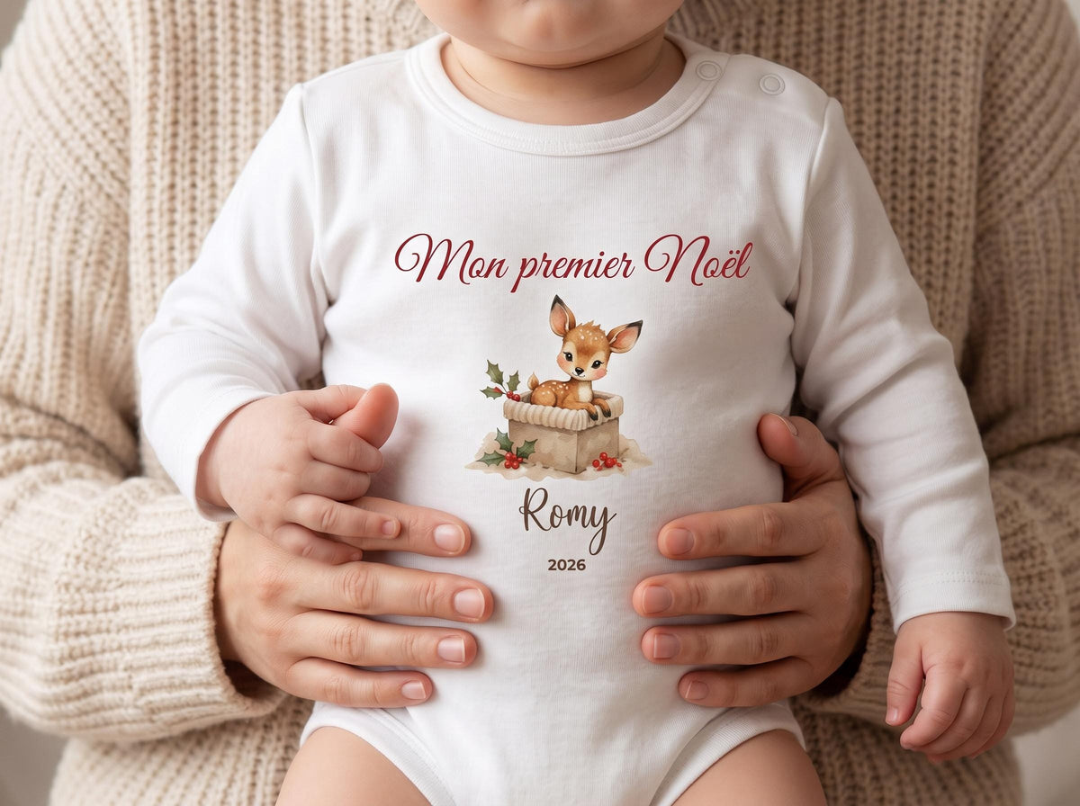 Body bébé blanc manches longues personnalisé Mon premier Noël avec un petit faon dans une boîte cadeau, houx, prénom Romy et année 2026