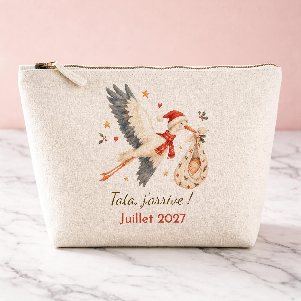 Pochette zippée en toile de coton écru, zip métal vintage, personnalisée d'une cigogne de Noël et du message Tata, j'arrive ! Juillet 2027