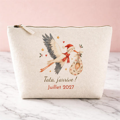 Pochette zippée en toile de coton écru, zip métal vintage, personnalisée d'une cigogne de Noël et du message Tata, j'arrive ! Juillet 2027