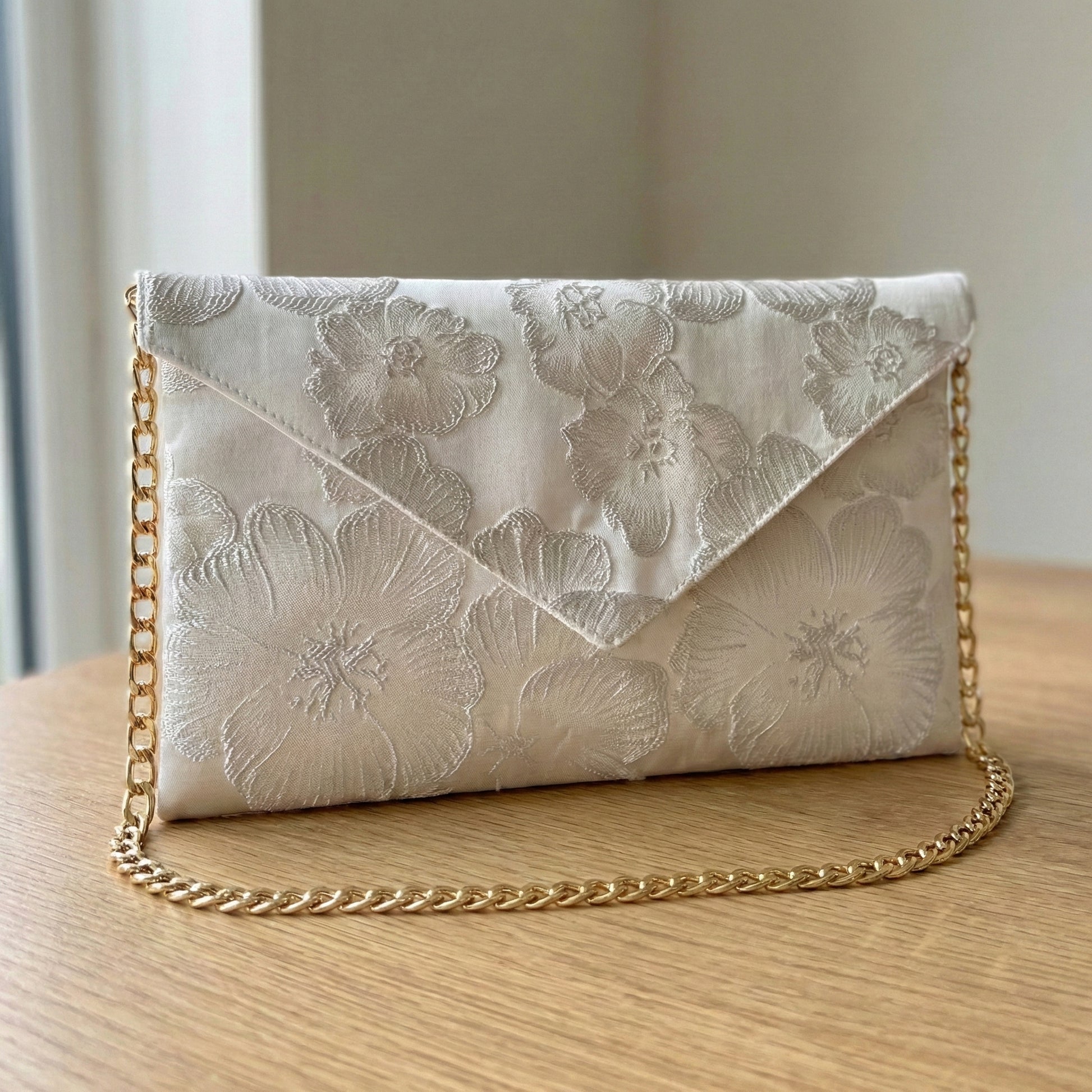 Pochette mariage blanche en brocart et fleurs, petit sac de soirée pour cérémonie, création fait main française