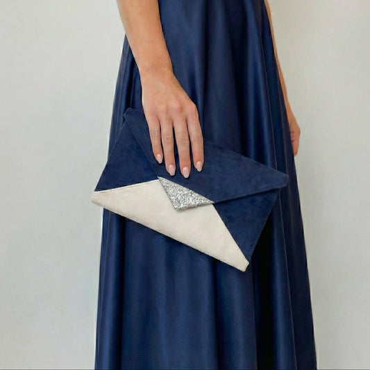 Pochette de soirée en suédine bleu marine , blanche, glitter argenté portée avec une robe bleu marine