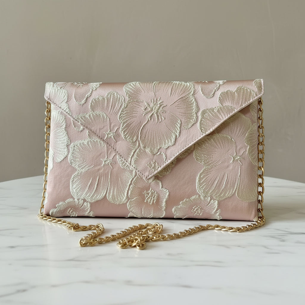 Pochette de mariage en brocart rose à motifs fleuris dorés - Accessoire de cérémonie fait main Fil des Toiles.