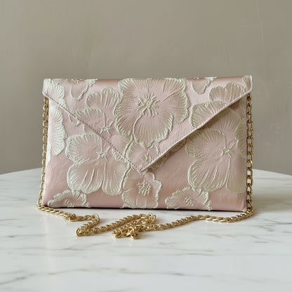 Pochette de mariage en brocart rose à motifs fleuris dorés - Accessoire de cérémonie fait main Fil des Toiles.
