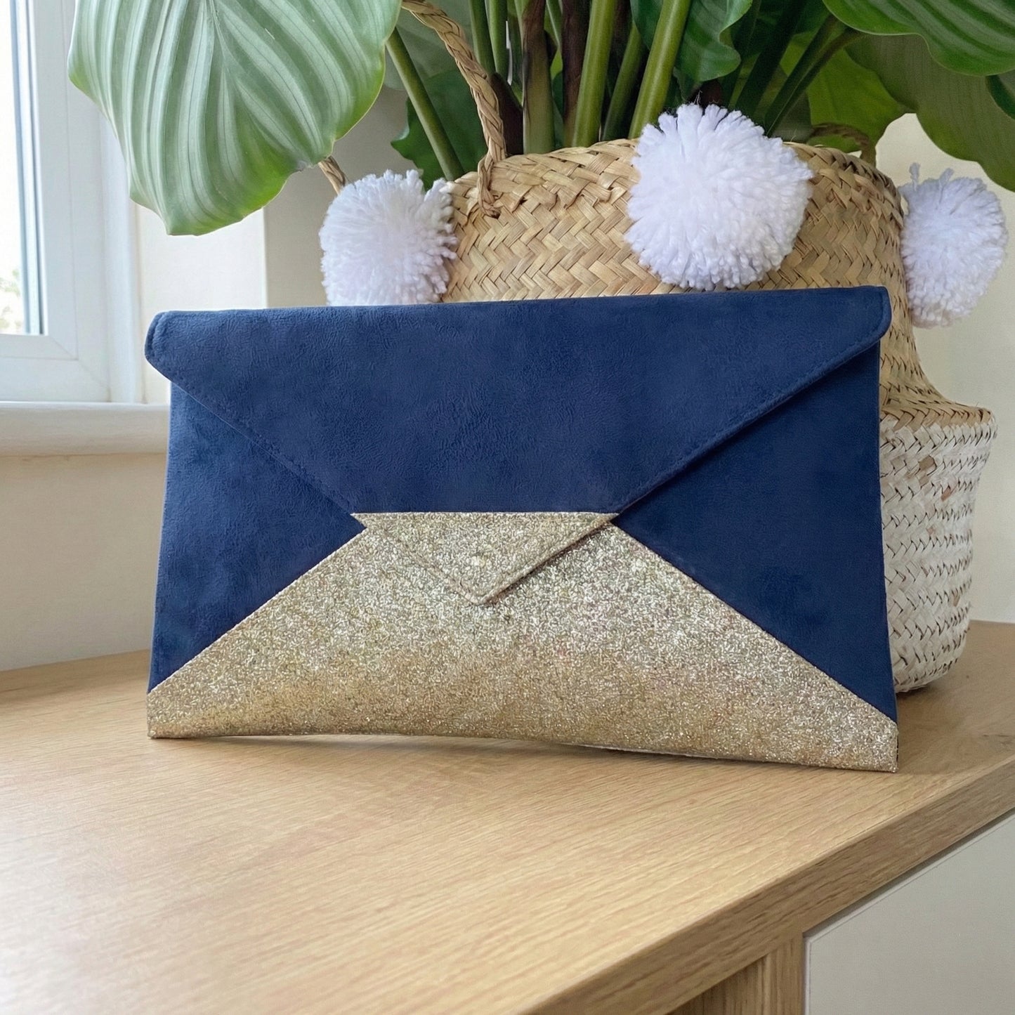 Sac pochette habillé bleu foncé et scintillant doré pour demoiselle d'honneur ou témoin