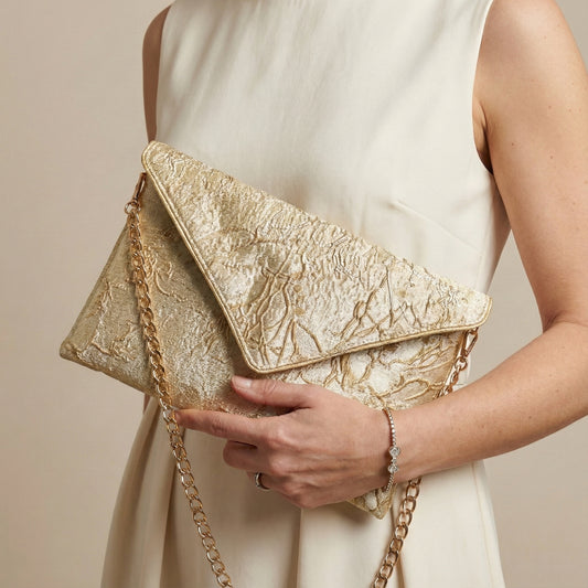 Pochette de soirée champagne et dorée forme enveloppe en tissu brocart texturé pour mariage et cérémonie