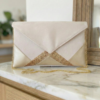 Pochette de soirée forme enveloppe en suédine écrue et paillettes dorées avec chaîne amovible