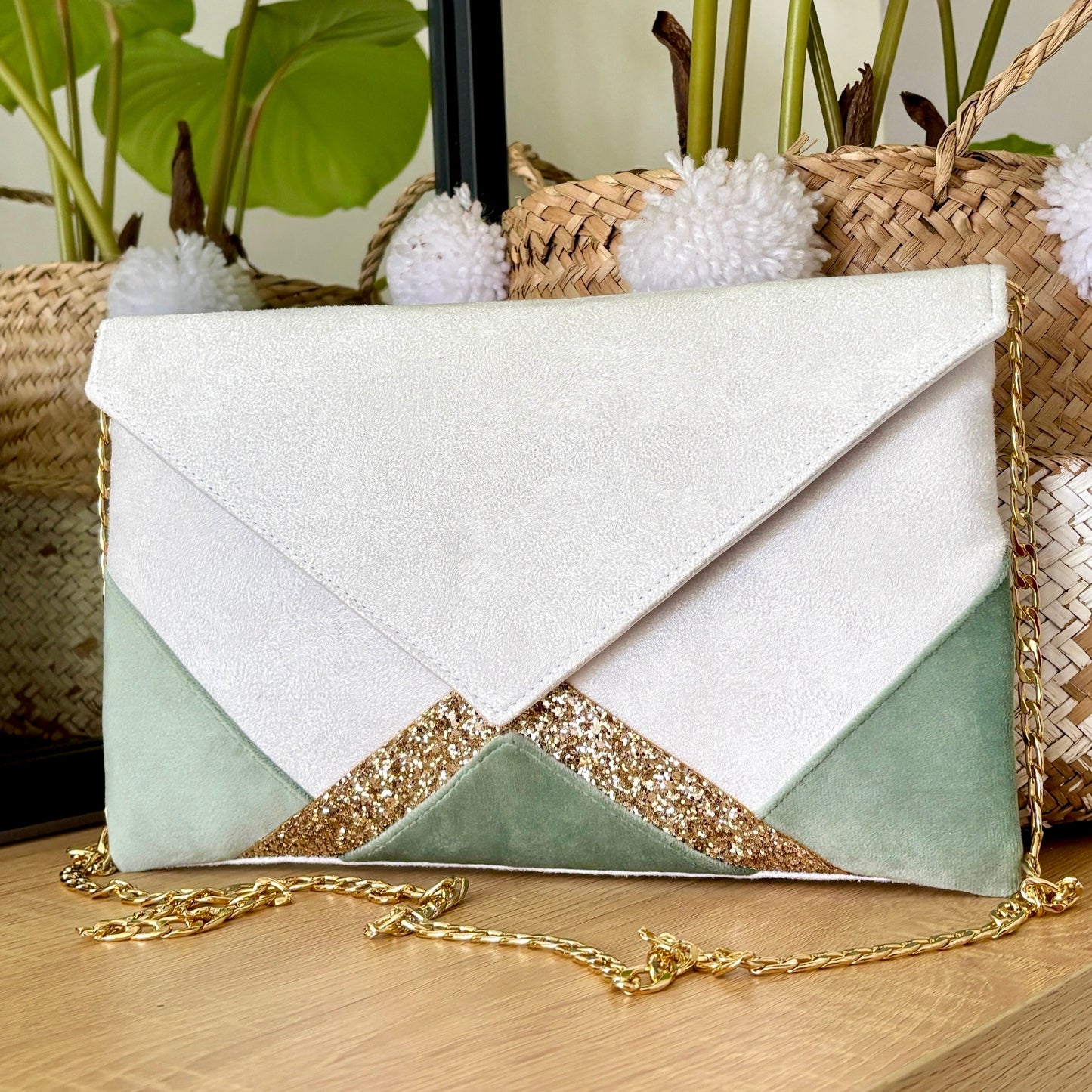 sac pochette enveloppe vert sauge blanche et paillettes dorées