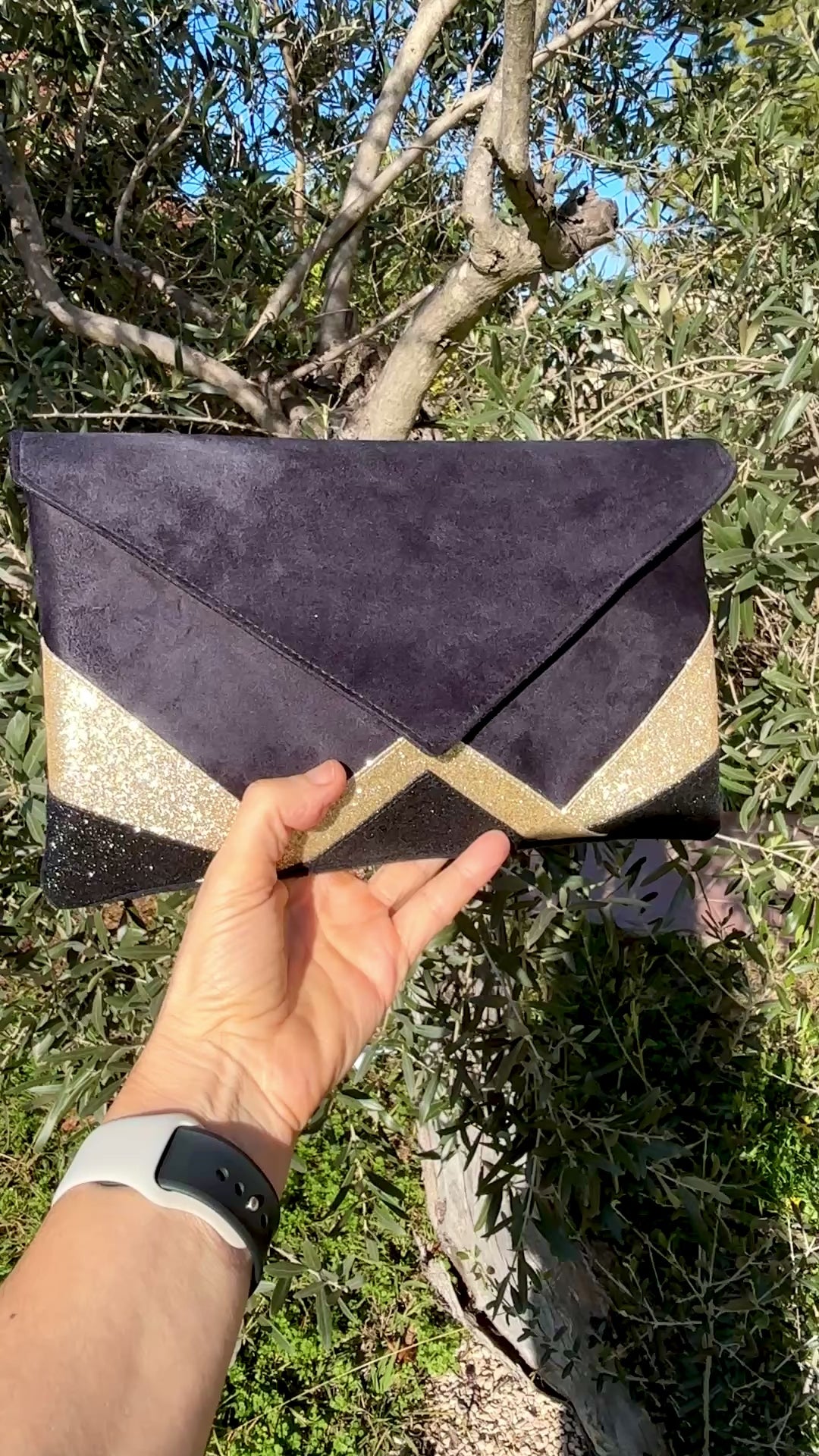 Aperçu vidéo des reflets pailletés dorés de la pochette à la lumière