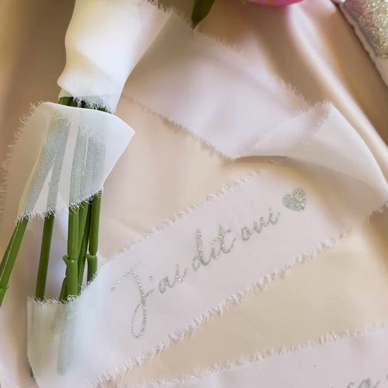 Vidéo montrant un Bouquet de mariée avec long ruban blanc effiloché personnalisé