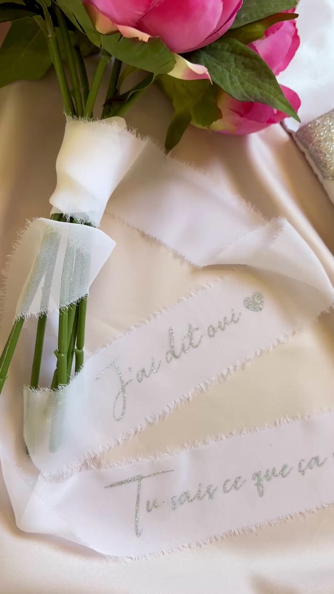 Vidéo montrant un Bouquet de mariée avec long ruban blanc effiloché personnalisé
