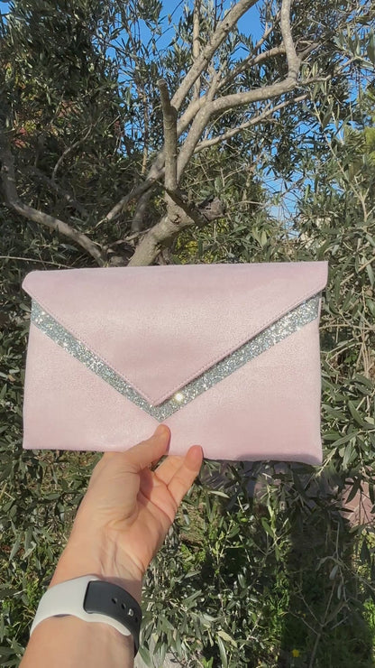 video de pochette  forme enveloppe rose poudré et paillettes argentées 