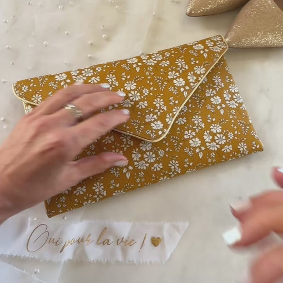 Pochette mariage fleurie en liberty of London Capel moutarde