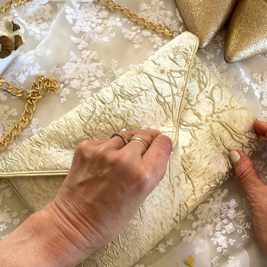 Pochette mariage champagne en brocart fleuri avec chaîne dorée