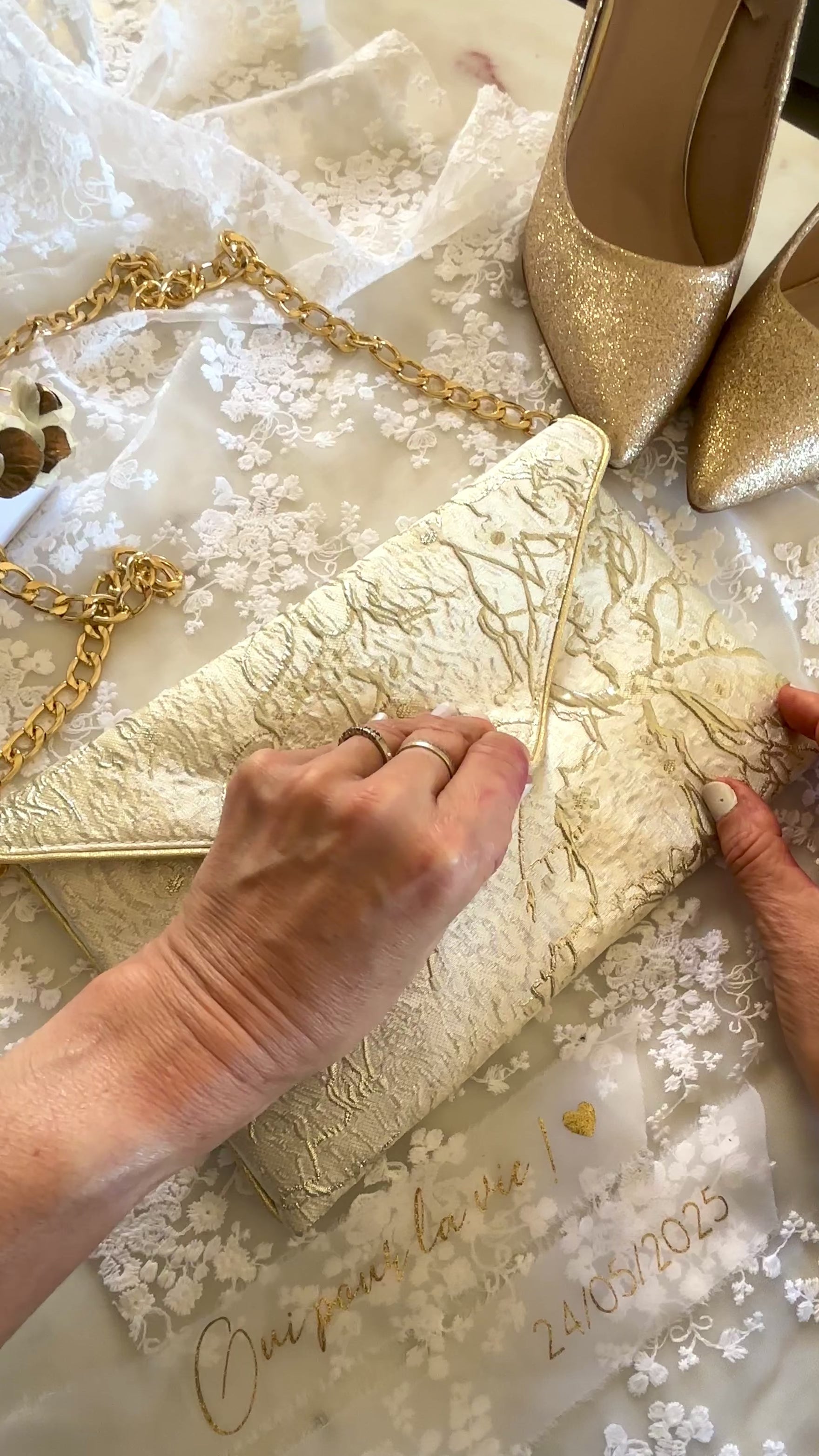 Pochette mariage champagne en brocart fleuri avec chaîne dorée