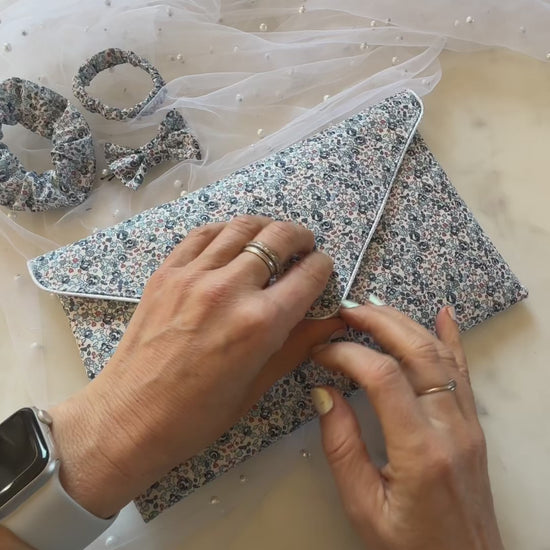 Pochette mariage en Liberty Eloïse bleu avec chaîne