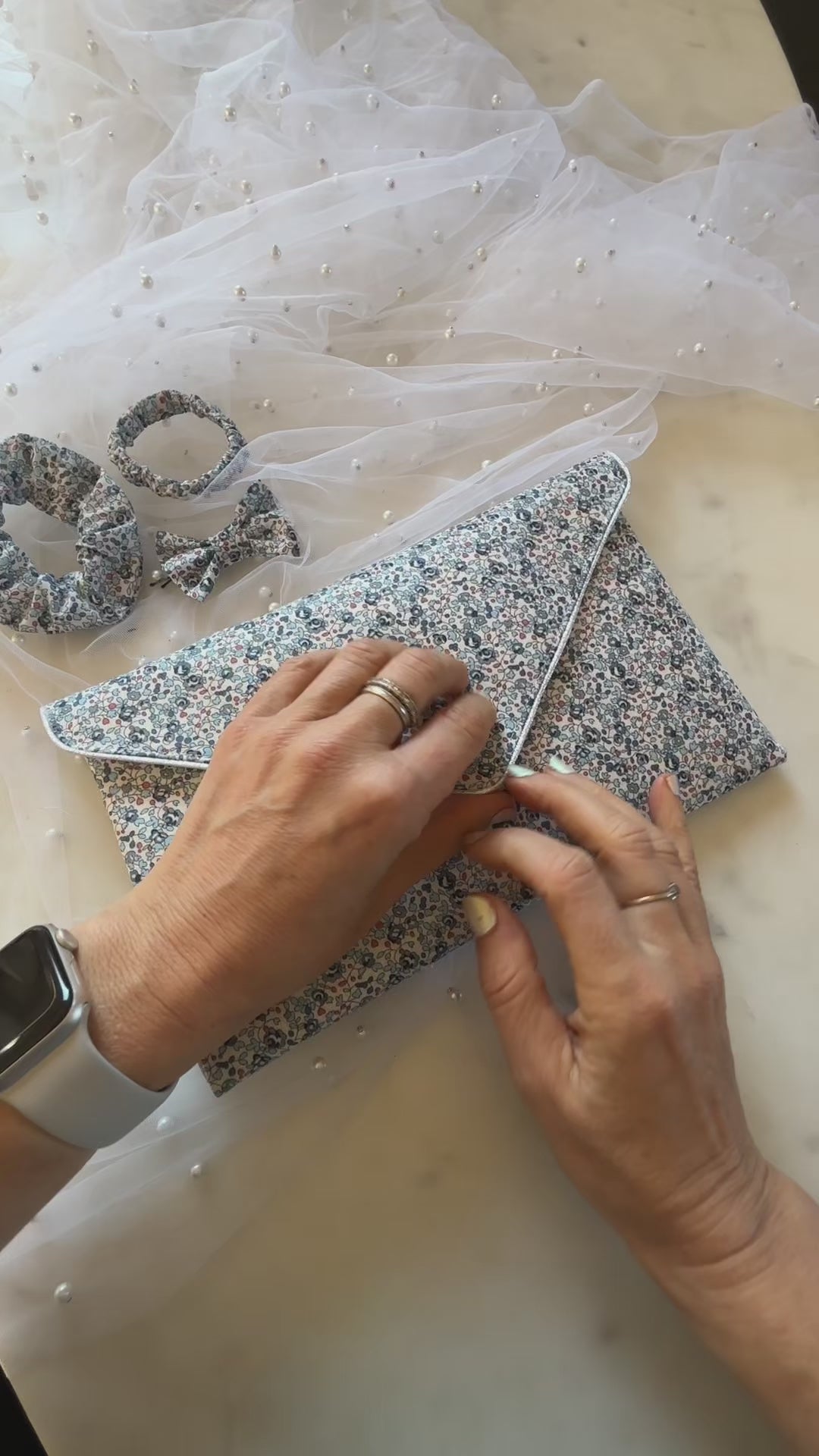 Pochette mariage en Liberty Eloïse bleu avec chaîne