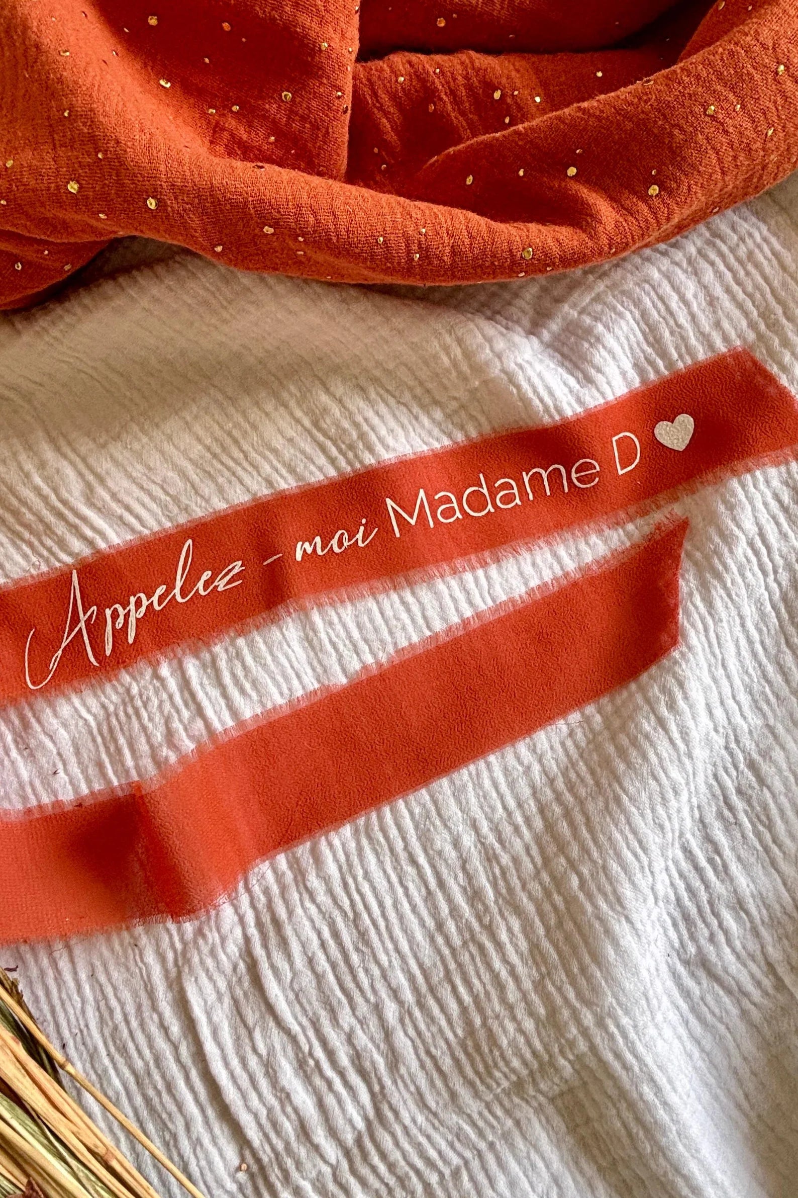 gros plan sur la personnalisation d'un ruban en soie personnalisé : Appelez-moi Madame