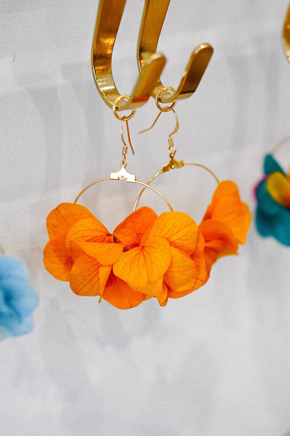 Boucles d'oreilles en fleurs stabilisées orange - l'Atelier de Clotilde - Fil des toiles