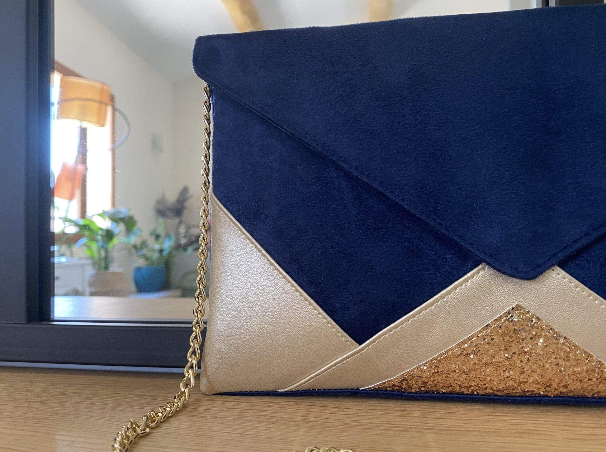 Pochette bleu marine et dorée mariage avec chaîne dorée – Fil des