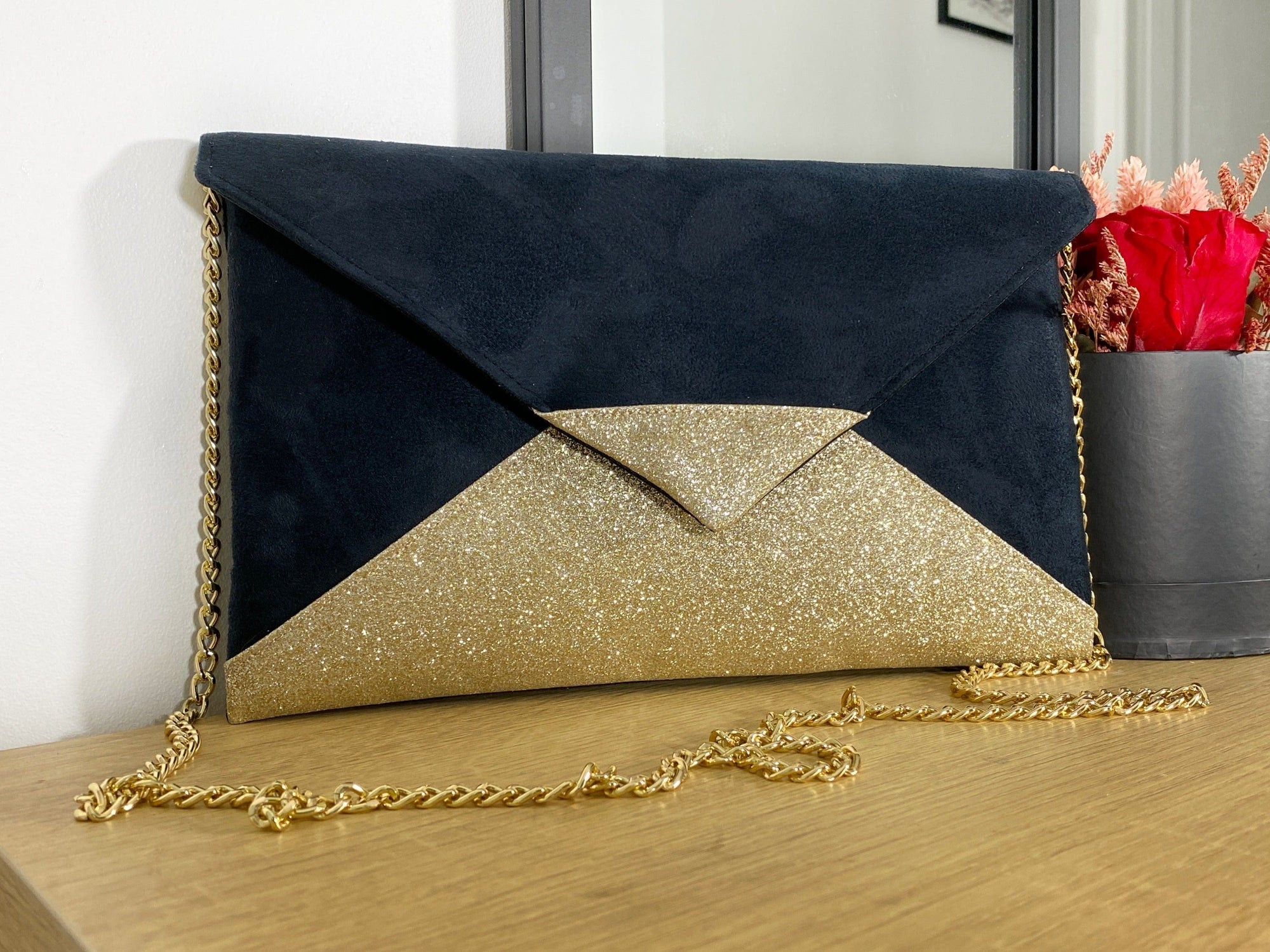 Fil des toiles Pochette Pochette de soirée noire et paillettes dorées