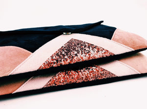 Fil des toiles Pochette Pochette mariage bleu marine et rose clair poudré et paillettes rose avec chaîne