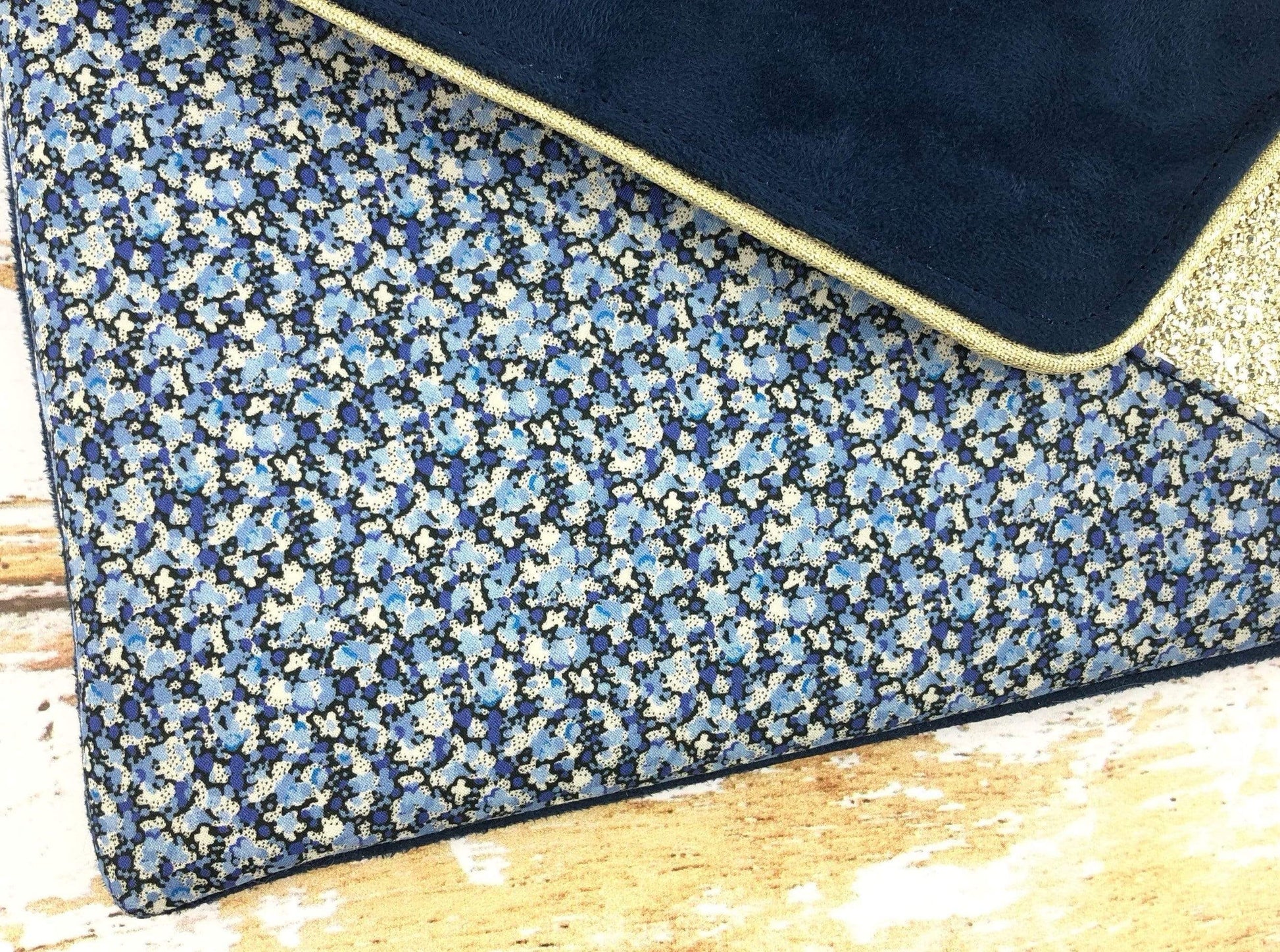 Fil des toiles Pochette Sac pochette bleu marine et Liberty of London Pepper bleu et simili cuir doré clair