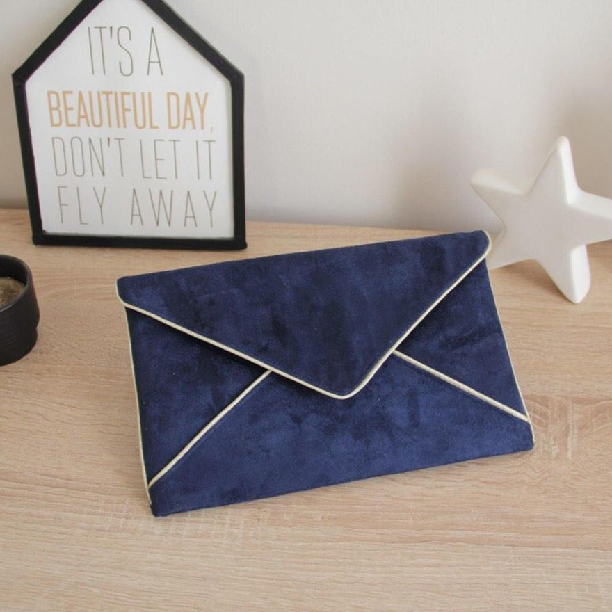 Pochette enveloppe bleu marine en suédine
