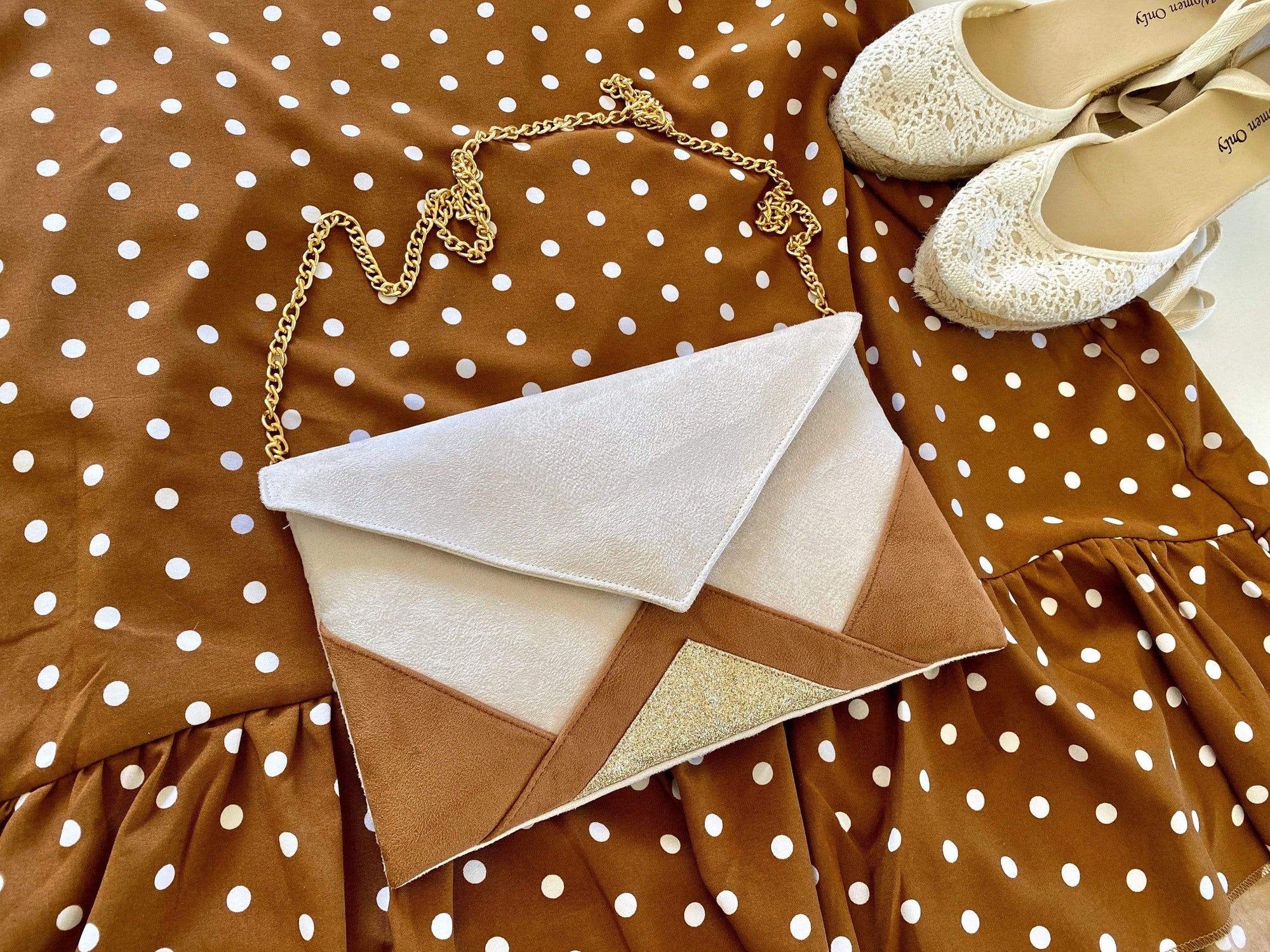 Fil des toiles Pochette Sac pochette de soirée mariage écru, camel et dorée avec chaîne