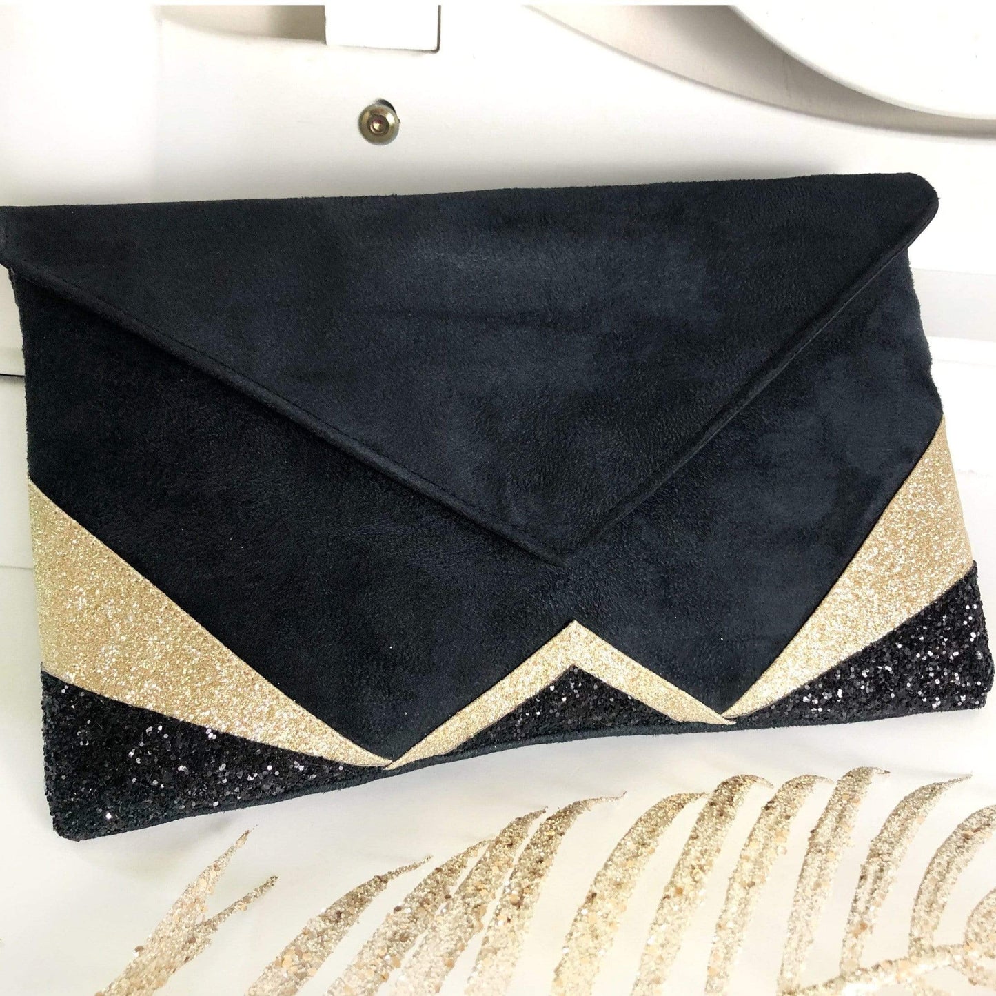 Fil des toiles Pochette Sac pochette de soirée  noire et paillettes dorées avec chaîne